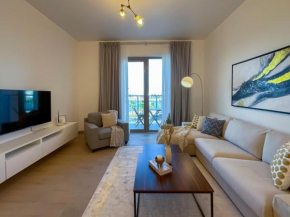 HiGuests - Quiet Apt With Stunning Beach Views and Pools, Dubai
